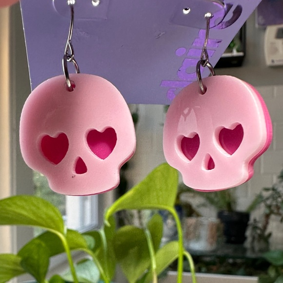 Claire's Pink Skull Dangle Earrings with Heart Eyes - NWT - Halloween Whimsigoth - Picture 1 of 3